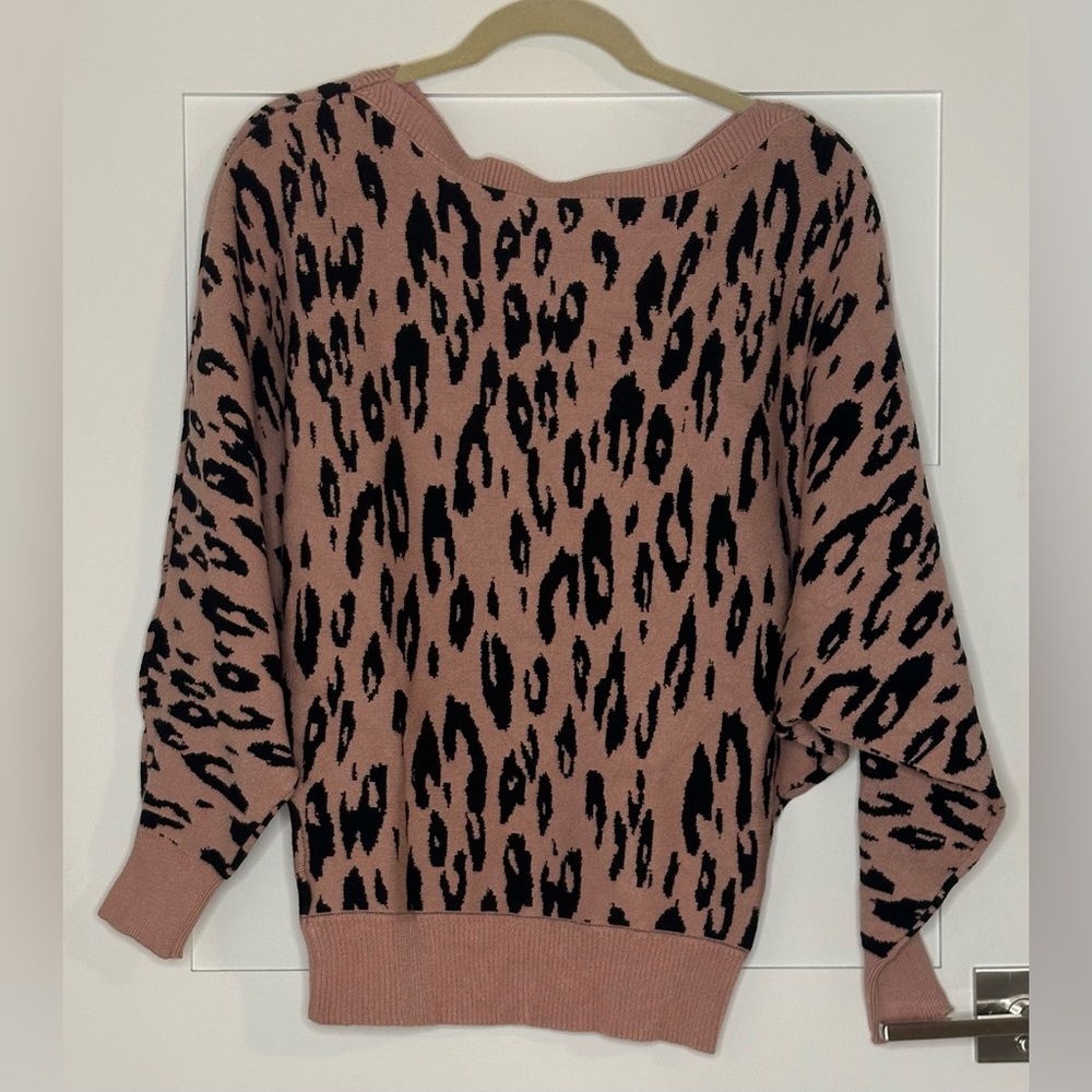 BUNDLE 4/$12💥 
Retro animal print sweater.